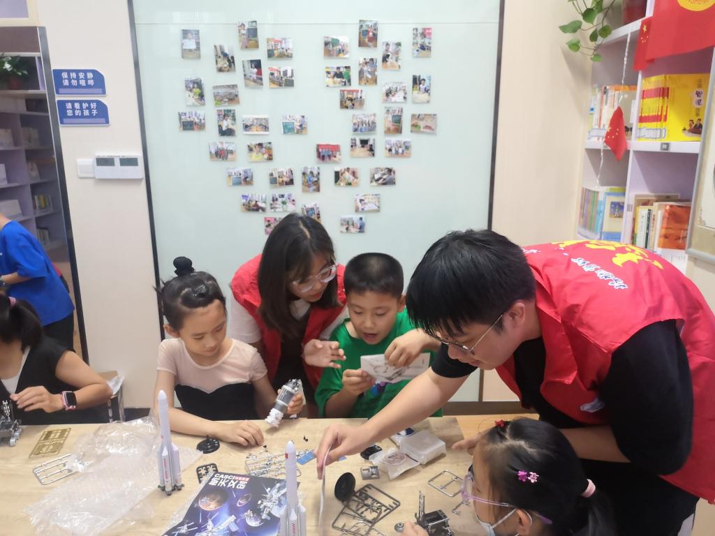 支部黨員同學帶領(lǐng)小朋友們拼航天模型.jpg 支部黨員同學帶領(lǐng)小朋友們拼航天模型.jpg