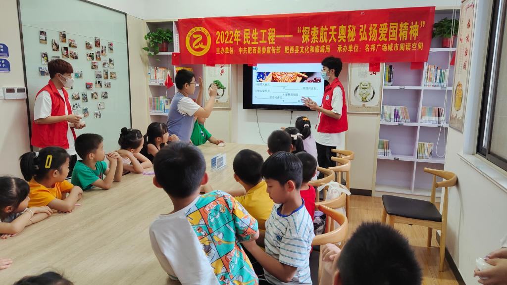 支部黨員同學們和社區(qū)小朋友“中秋話月”.jpg 支部黨員同學們和社區(qū)小朋友“中秋話月”.jpg